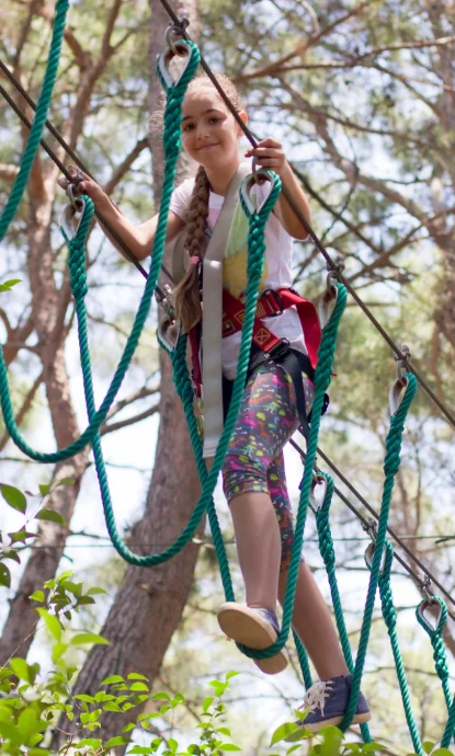 photo d'une adolescente sur un atelier du parc aventure du pays basque