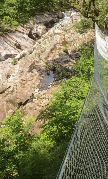 photo sur une section du parcours accrobranche au dessus de la rivière du Baztan à Bidarray