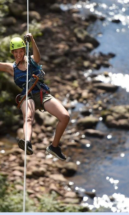Tyrolienne sécurisée traversant le torrent sauvage du Baztan, activité accessible dès 16 ans