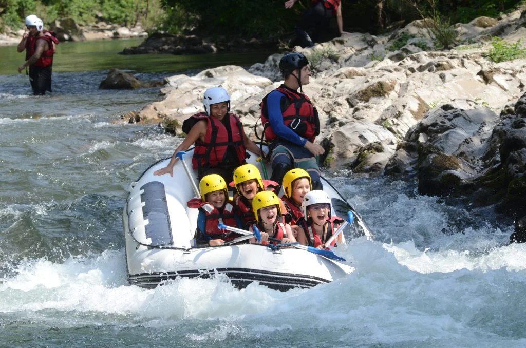 famille qui fait du rafting sur la Nive avec un moniteur diplomé: qui peut faire du rafting ? rafting Pays Basque intérieur, réservation activité rafting