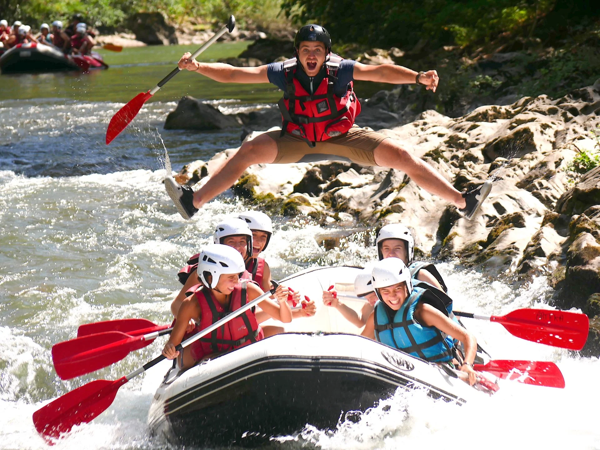 Groupe en rafting sur la Nive au Pays Basque avec moniteur ARTEKA