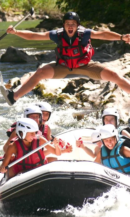Groupe en rafting sur la Nive au Pays Basque avec moniteur ARTEKA