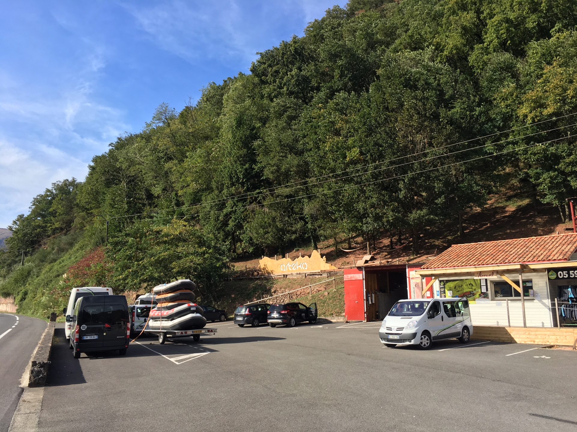 base de loisirs Arteka avec un grand parking, un bâtiment d'accueil et une zone d'équipement