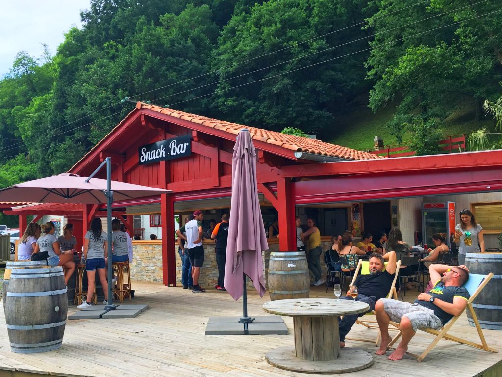 Terrasse du snack-bar ARTEKA avec vue sur Iparla, idéale après l’activité