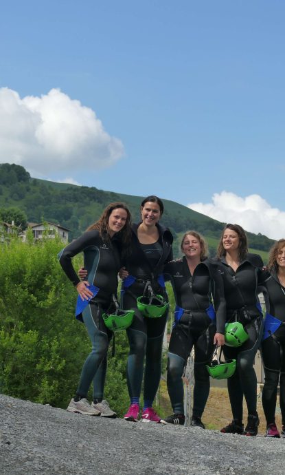 Équipe souriante: Groupe en fin de parcours, sourires et fierté collective