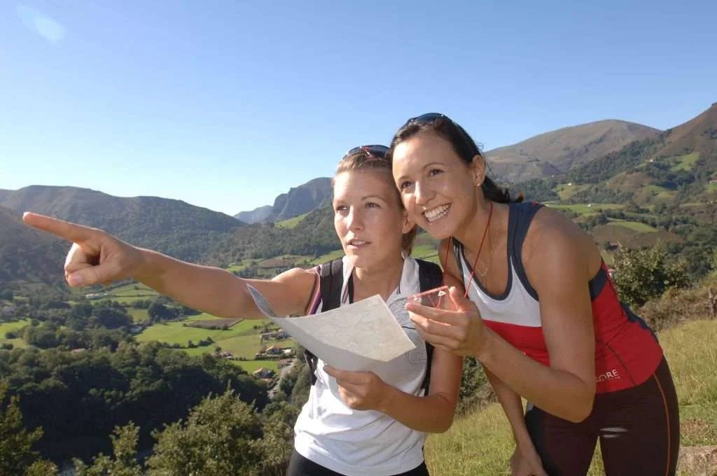 Groupe d’adultes en course d’orientation encadrée au Pays Basque