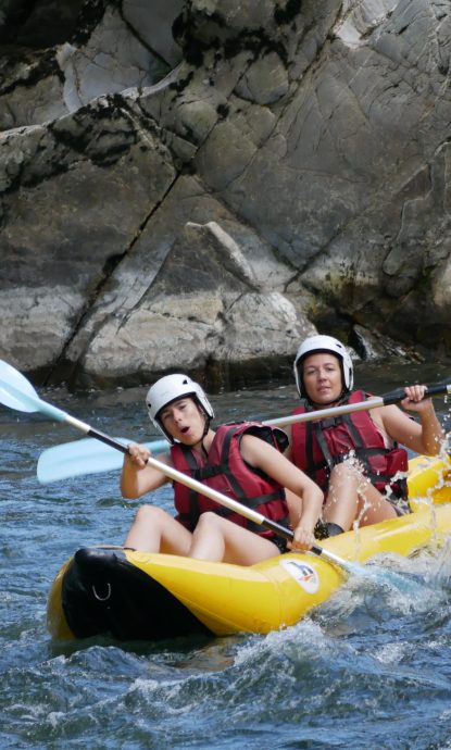 Canoraft à Bidarray avec ARTEKA. Sport d’eau vive pour 2, sensations garanties, encadrement pro.