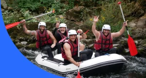 Groupe d’amis en rafting pour un EVG au Pays Basque avec moniteur diplômé, activité fun et sécurisée, proche de Bayonne, prix attractif