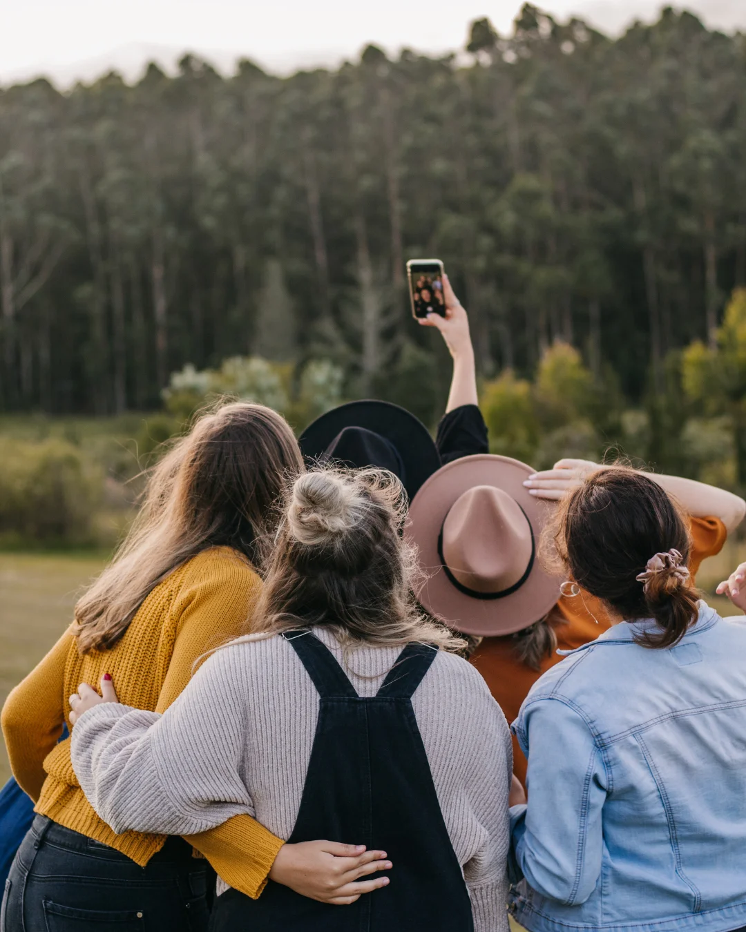 groupe d'amis en pleine nature qui fait des photos souvenirs de son activité au Pays Basque