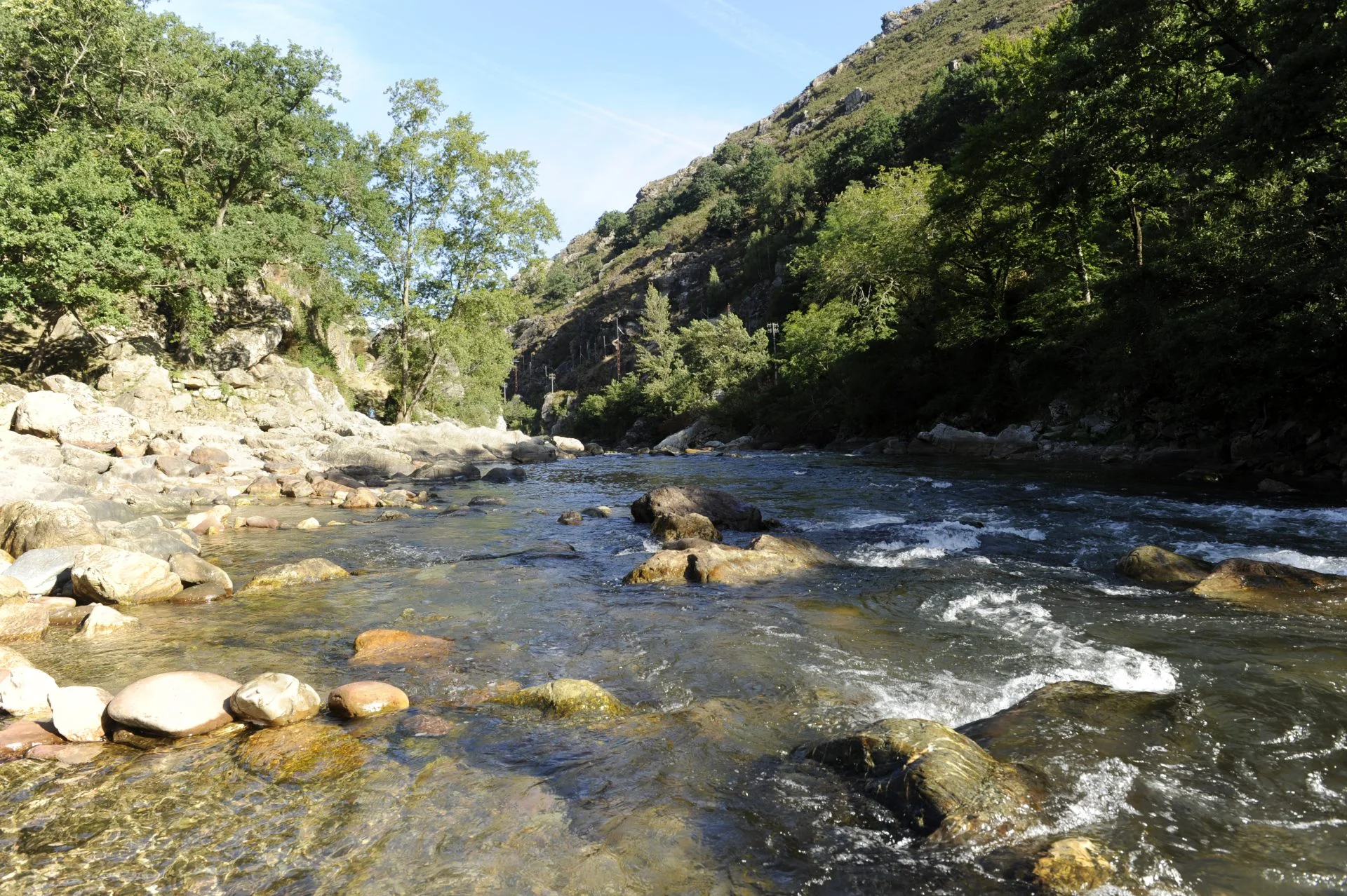 Activité montagne dans un cadre naturel au Pays Basque avec parcours aventure pour tous.