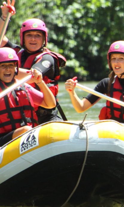 Activité mini raft en eau-vive pour tous les niveaux. Moniteurs diplômés, ambiance fun, base bien équipée.