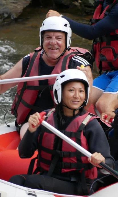 famille qui fait du raft avec des enfants