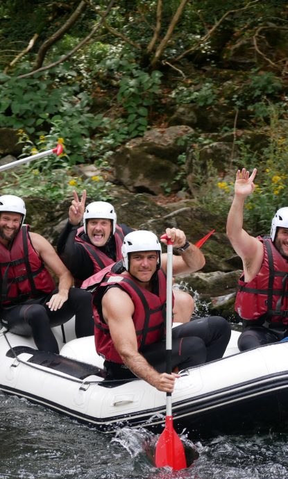 groupe d'amis qui font du mini-raft