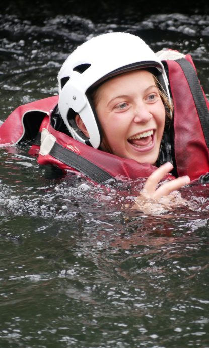 rafting après un saut dans la rivière