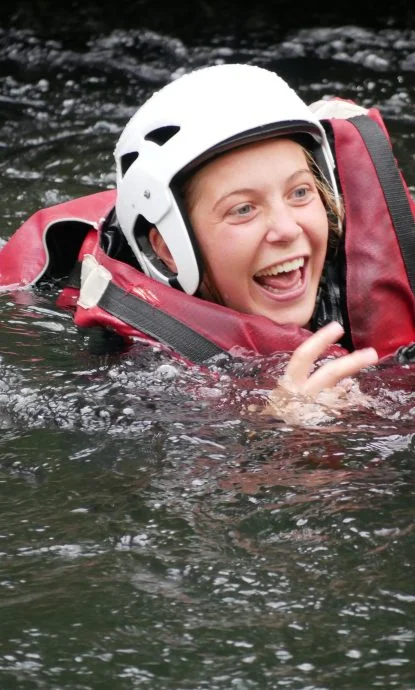 rafting après un saut dans la rivière