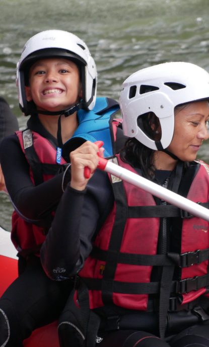 une famille qui fait du rafting à bidarray avec ses enfants