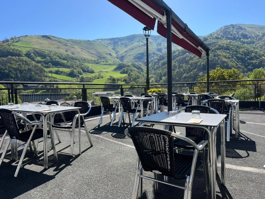 terrasse avec vue sur montagne à valcarlos