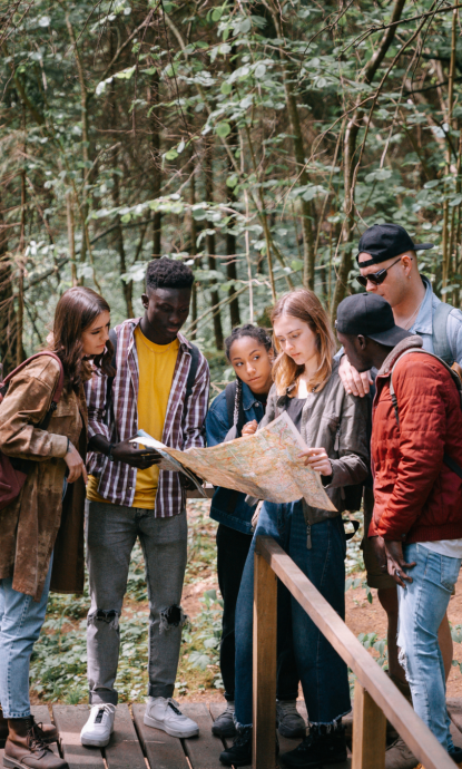 Participants en team building entreprise sur parcours orientation