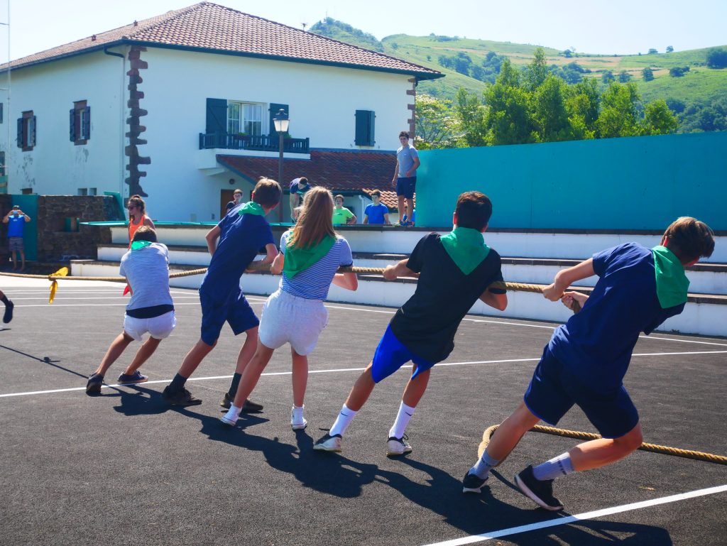 ados qui pratique la force basque, épreuve du soka tira ou tir à la corde