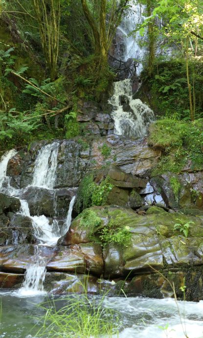 Cascade naturelle: Petit passage sous une cascade dans le canyon