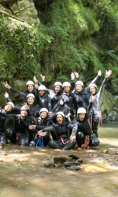 Section ombragée: Moment calme à l’ombre dans une gorge encaissée