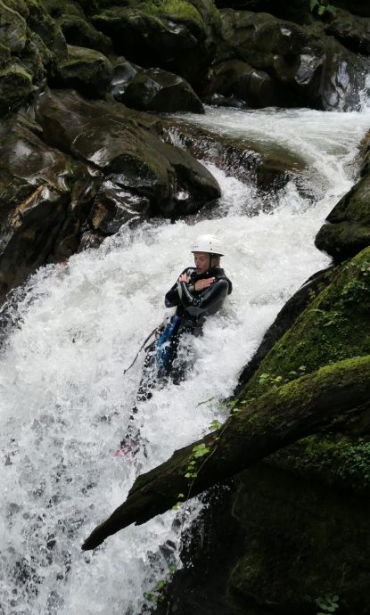 Cascade naturelle: Petit passage sous une cascade dans le canyon