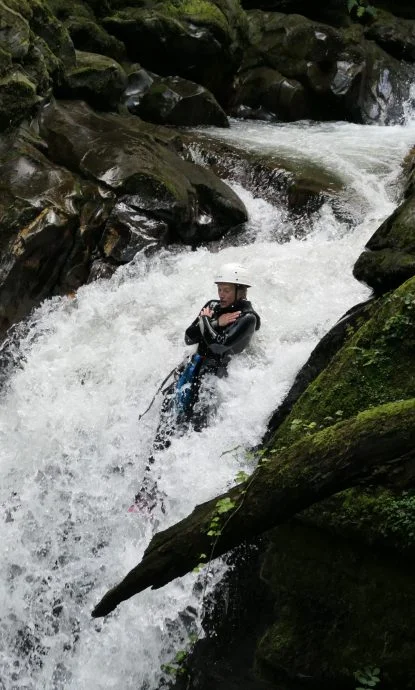 Cascade naturelle: Petit passage sous une cascade dans le canyon