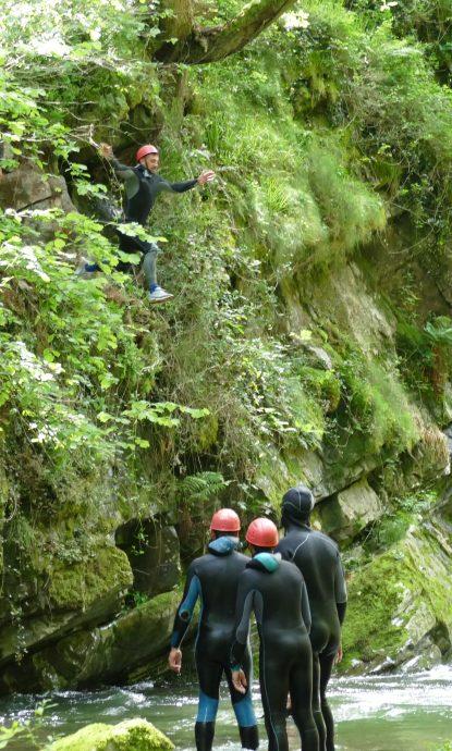 Saut collectif: Deux participants sautant ensemble, guidés par le moniteur