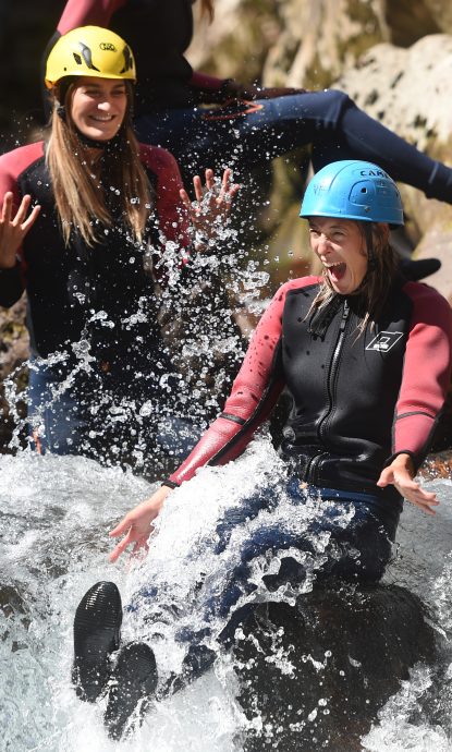 Cascade naturelle: Petit passage sous une cascade dans le canyon