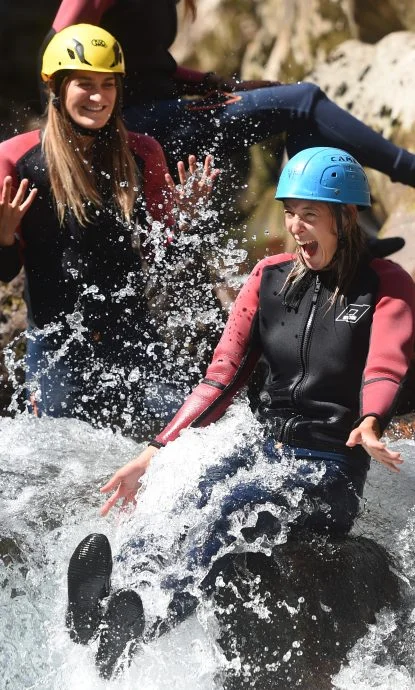 Cascade naturelle: Petit passage sous une cascade dans le canyon