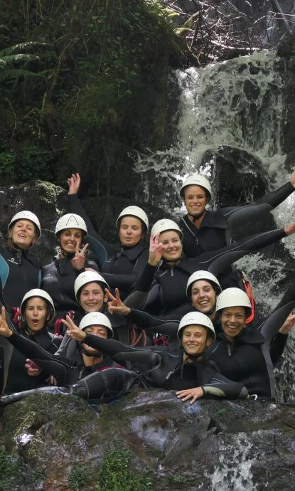 Immersion totale: Gros plan sur un groupe sous une cascade en pleine nature