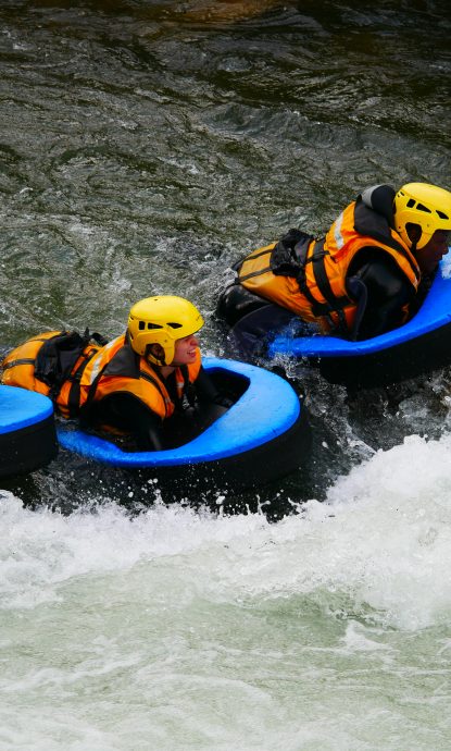 Plan large sur le groupe Groupe en pleine session hydrospeed, vue panoramique