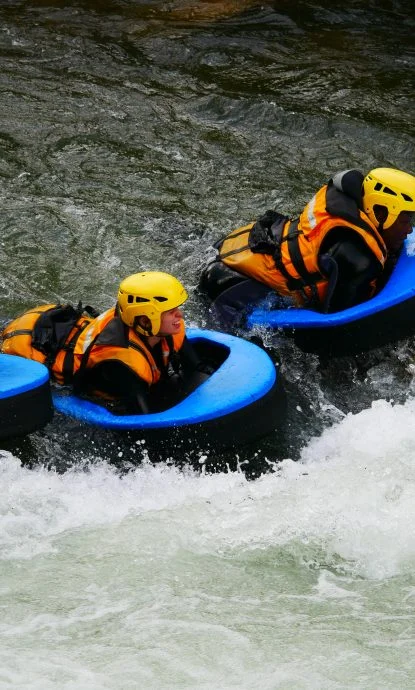 Plan large sur le groupe Groupe en pleine session hydrospeed, vue panoramique