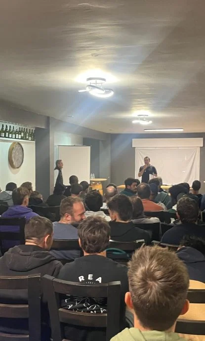 Briefing en salle lors d’un team building Arteka – lieu adapté aux échanges pro avant ou après les activités de cohésion