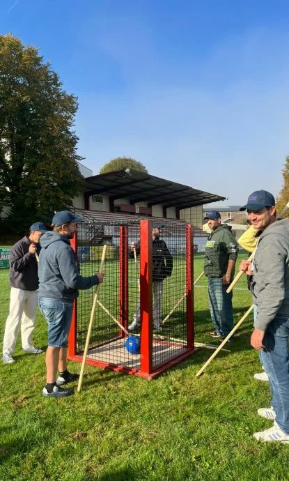 Jeu collectif en cage organisé par Arteka au Pays Basque – activité fun et sécurisée pour groupe entreprise, animation extérieure 100% encadrée