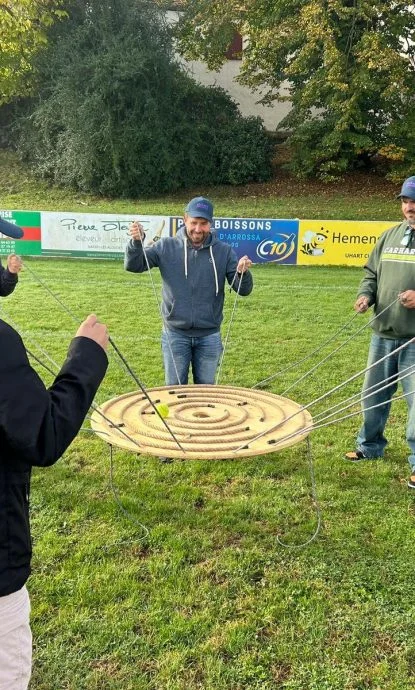 Défi collectif autour d’une balle à déplacer en équipe – activité originale de team building encadrée par Arteka à Bidarray