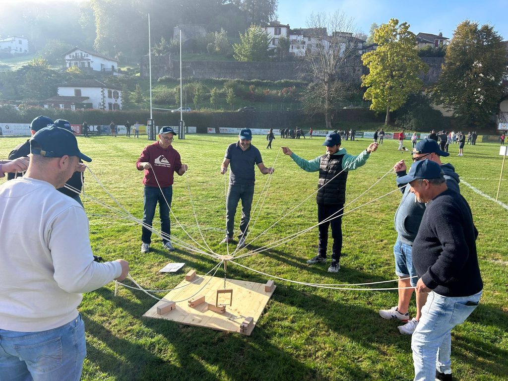 Jeu de coopération en extérieur pour team building au Pays Basque – animation de cohésion par Arteka, encadrée, meilleur prix