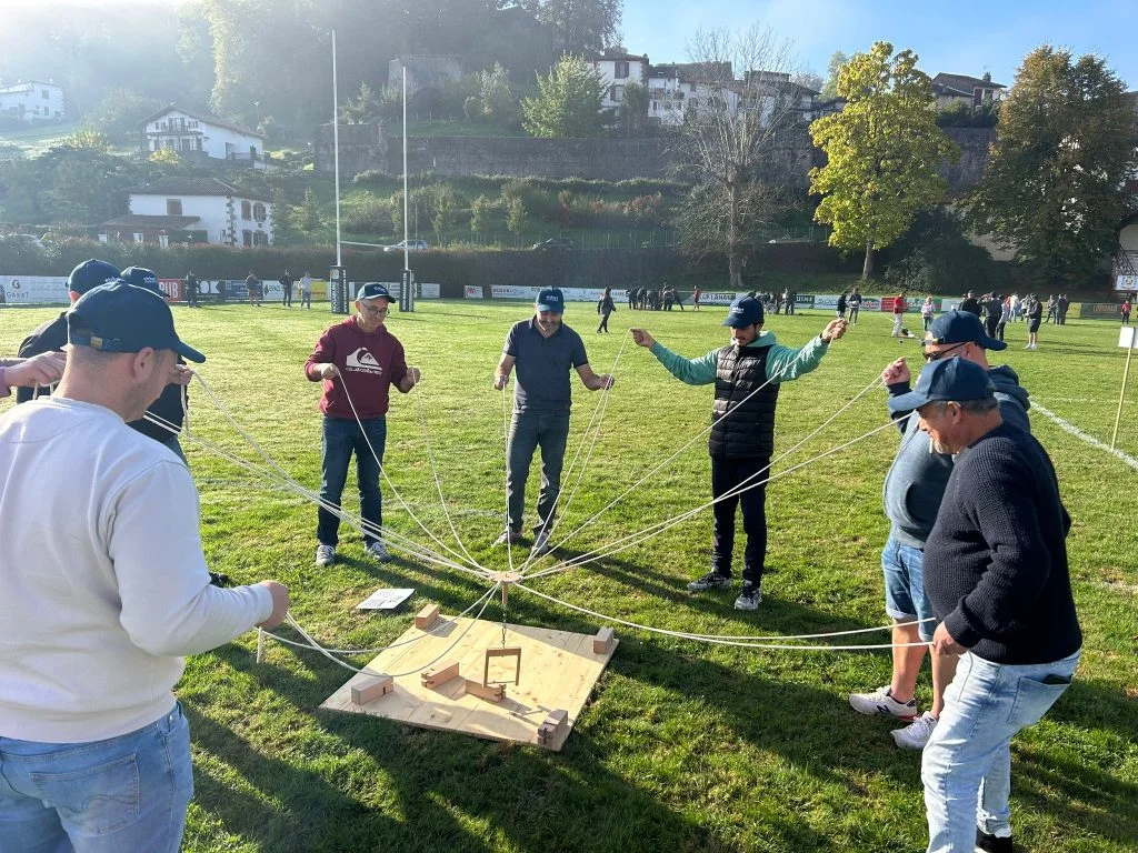 Jeu de coopération en extérieur pour team building au Pays Basque – animation de cohésion par Arteka, encadrée, meilleur prix