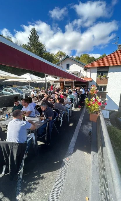 Déjeuner d’entreprise sur terrasse avec vue montagne – ambiance détendue, parfait pour un moment collectif après l’effort