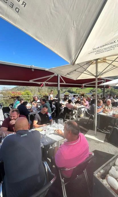 Repas d’équipe en terrasse pour séminaire entreprise – cadre convivial, cuisine locale, idéal pour team building Pays Basque
