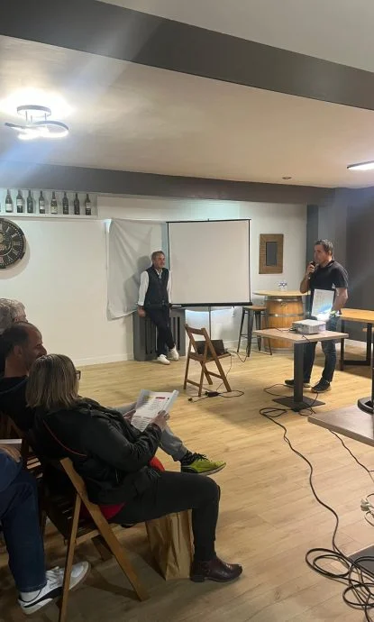 Salle de réunion disponible pendant les séminaires entreprise organisés avec Arteka – vidéoprojecteur et cadre calme inclus