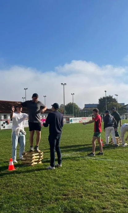 Jeu d’équilibre et coordination en groupe – animation encadrée Arteka, parfaite pour créer des liens pro dans un cadre naturel