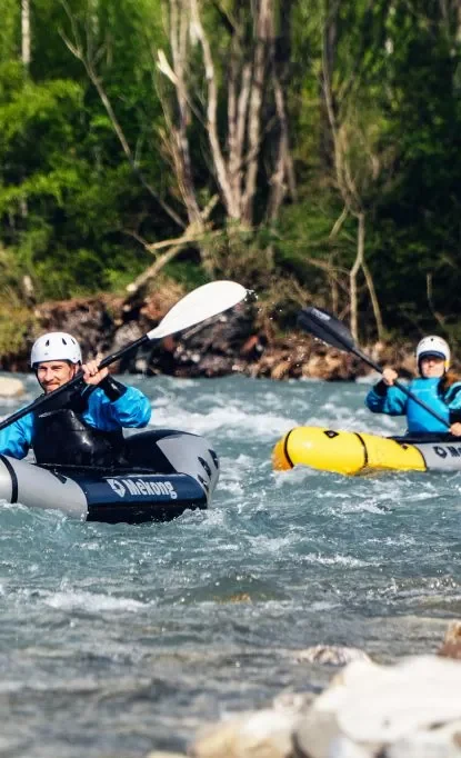 Débutant apprenant à diriger une embarcation gonflable individuelle pendant une activité packraft sécurisée à Bidarray