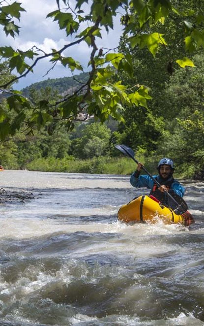 Participant en packraft Pays Basque dans un rapide de la Nive à Bidarray, lors d’une descente encadrée au meilleur rapport qualité-prix