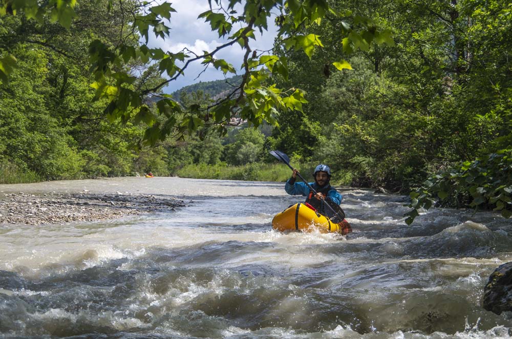 Participant en packraft Pays Basque dans un rapide de la Nive à Bidarray, lors d’une descente encadrée au meilleur rapport qualité-prix
