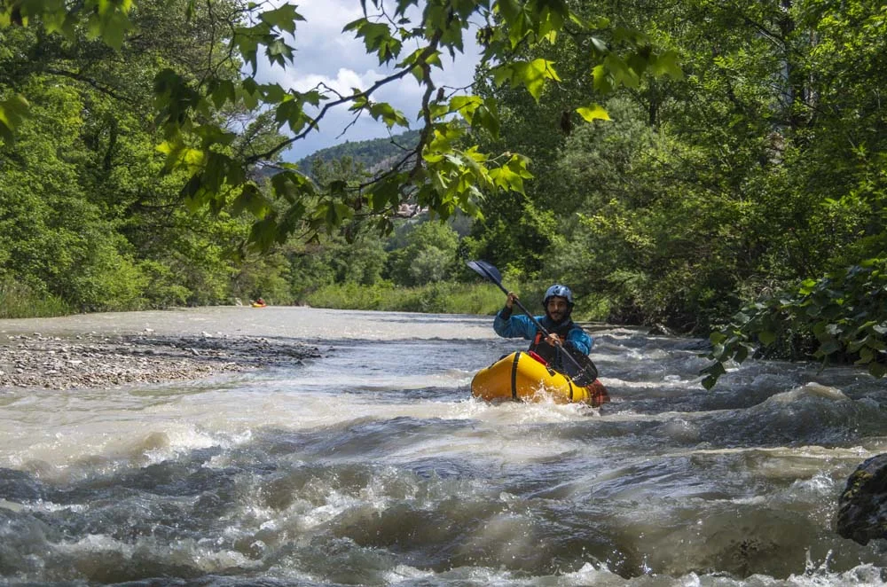 Participant en packraft Pays Basque dans un rapide de la Nive à Bidarray, lors d’une descente encadrée au meilleur rapport qualité-prix