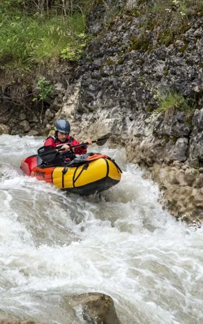 Groupe naviguant en packrafts individuels sur la Nive dans le cadre naturel du Pays Basque intérieur